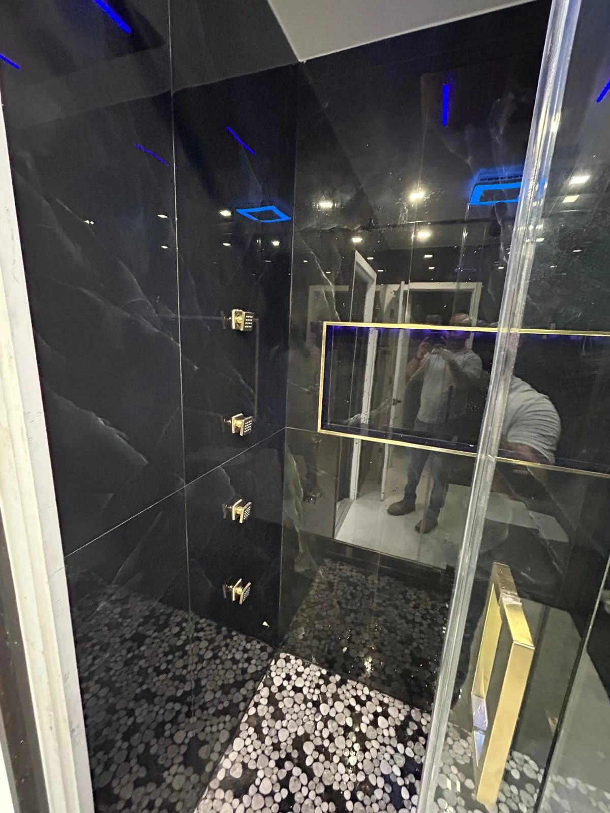 A bold bathroom in Kendall · Project detail · Kendall · 4