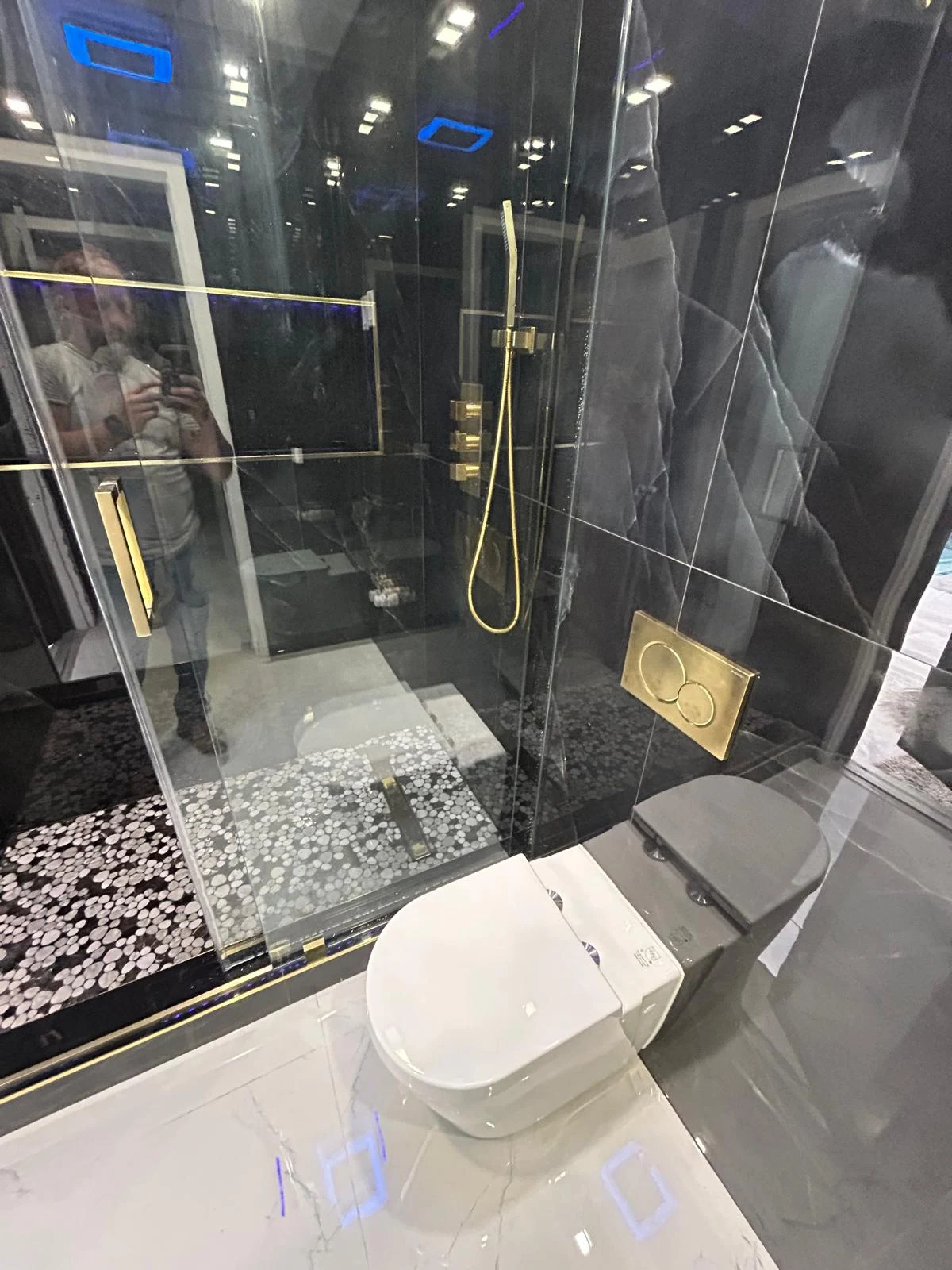 A bold bathroom in Kendall · Project detail · Kendall · 2