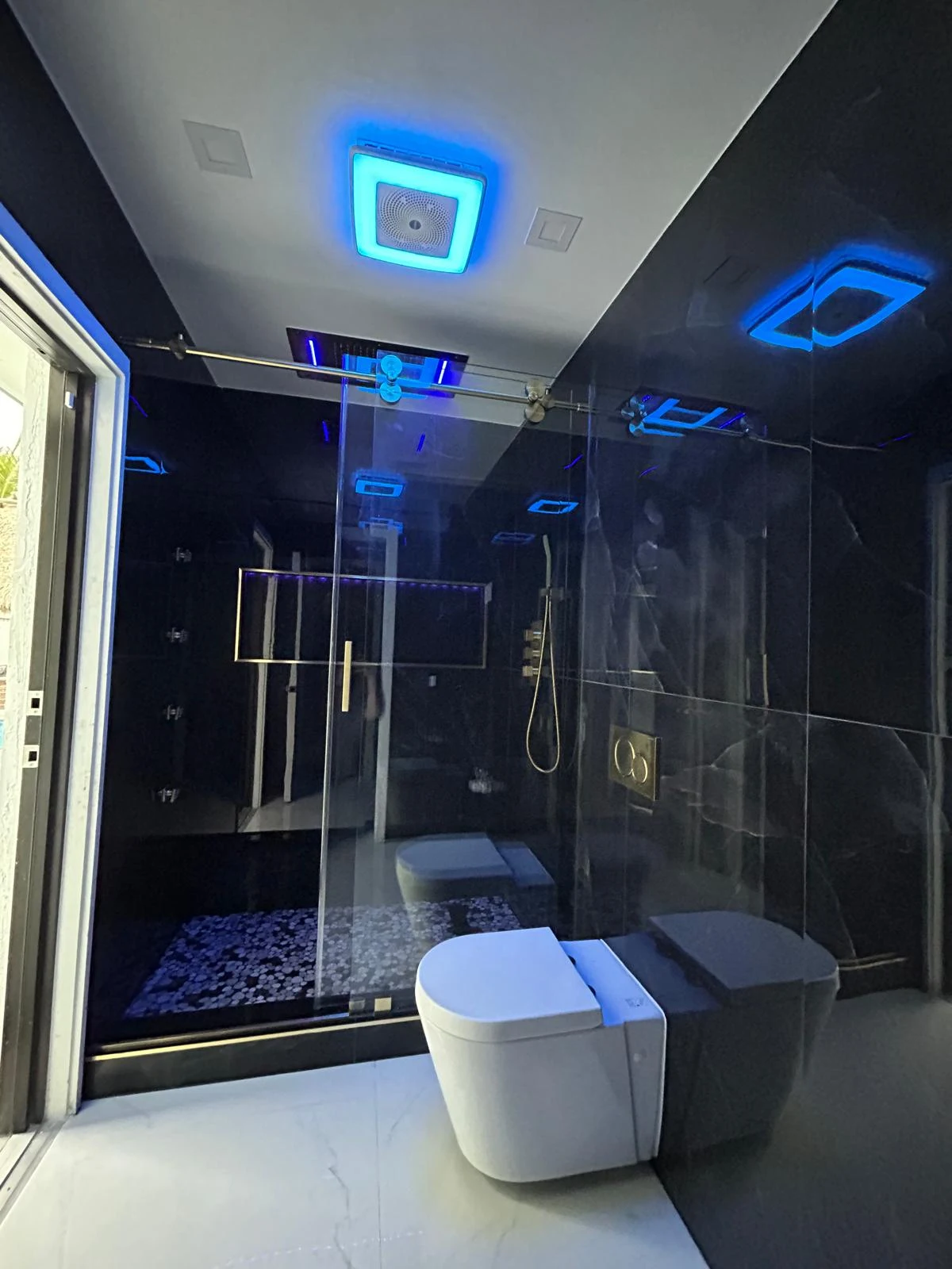 A bold bathroom in Kendall · Project detail · Kendall · 3
