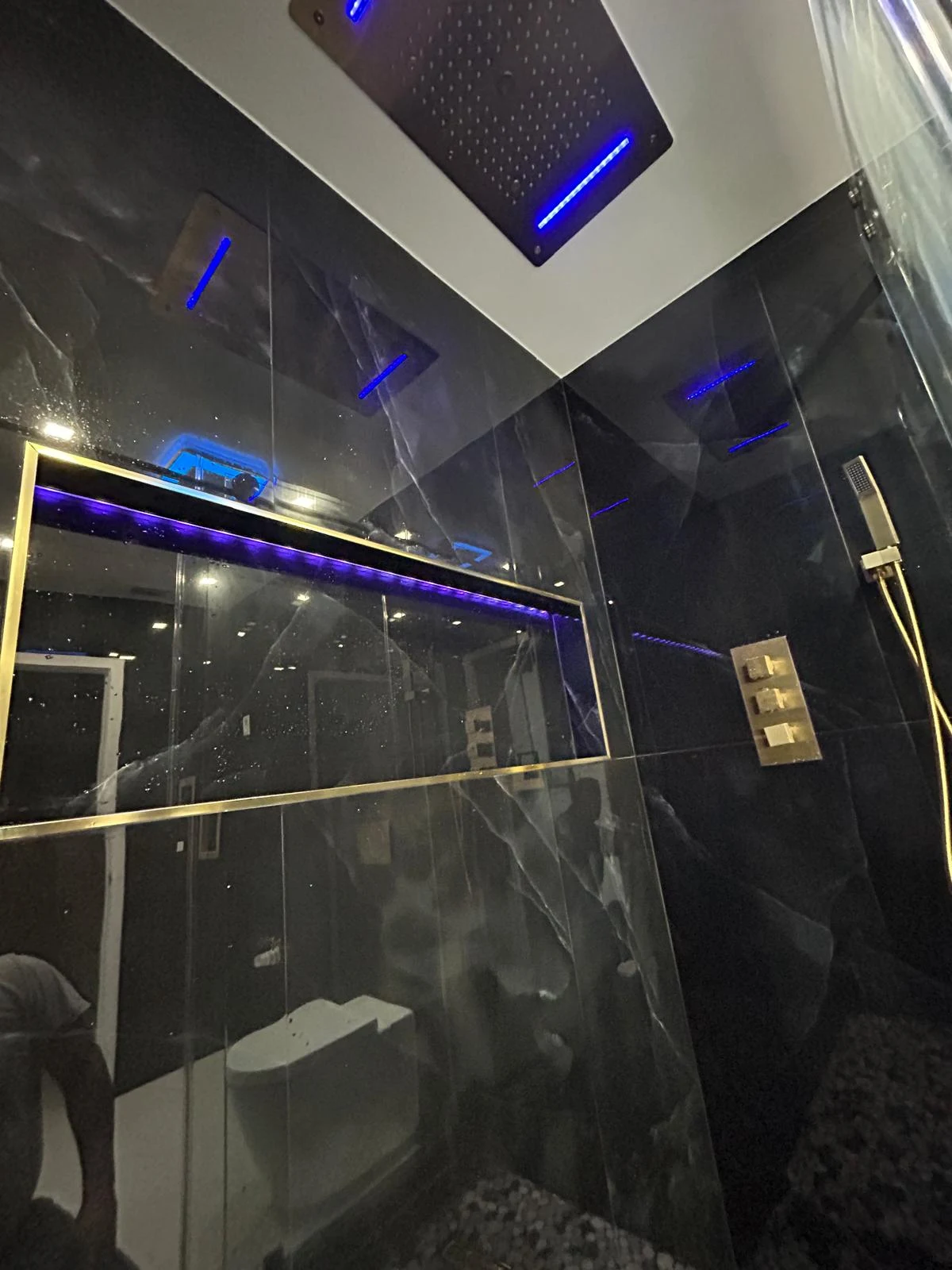 A bold bathroom in Kendall · Project detail · Kendall · 5