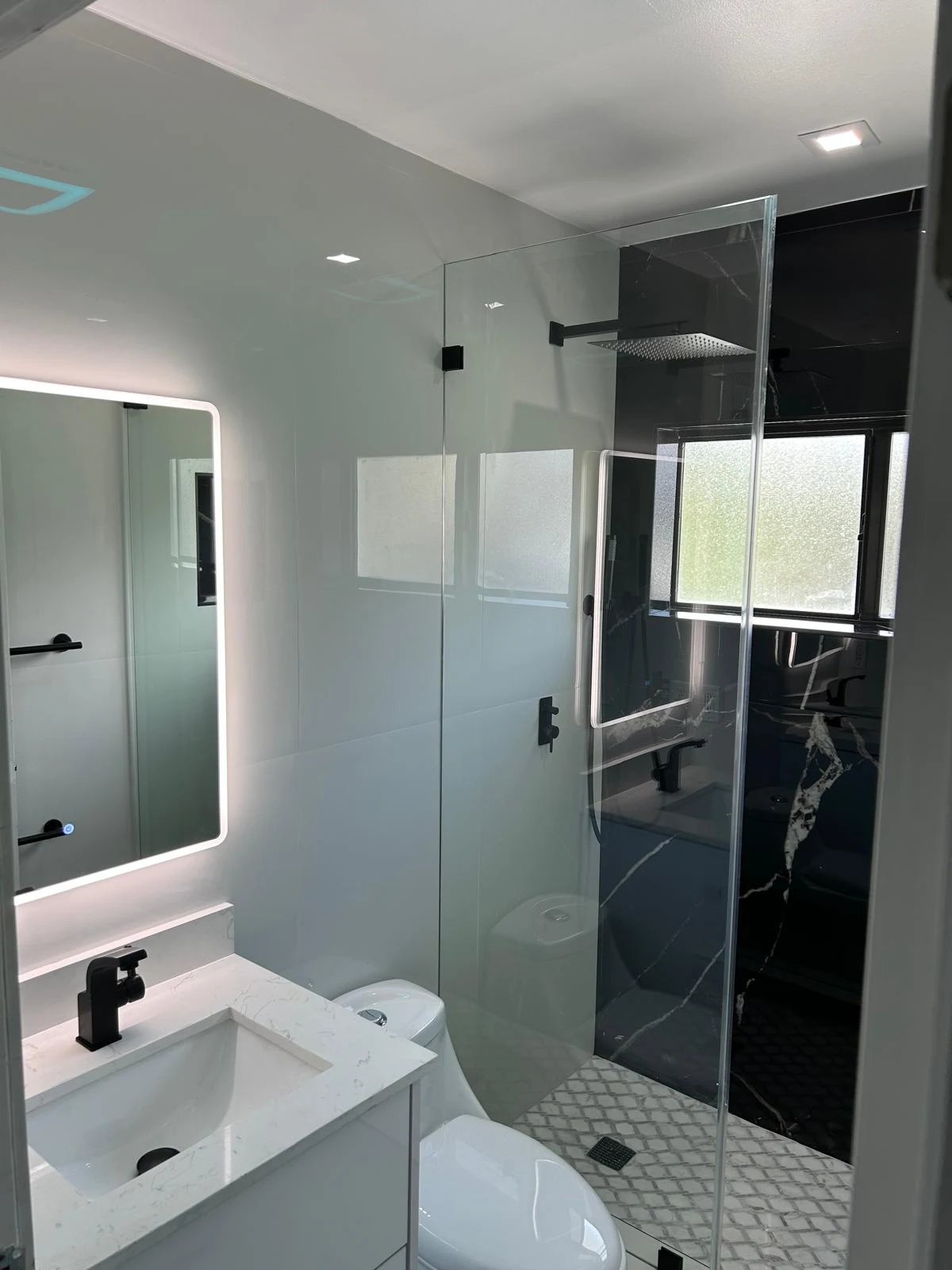 A fresh bathroom in Kendall · Kendall