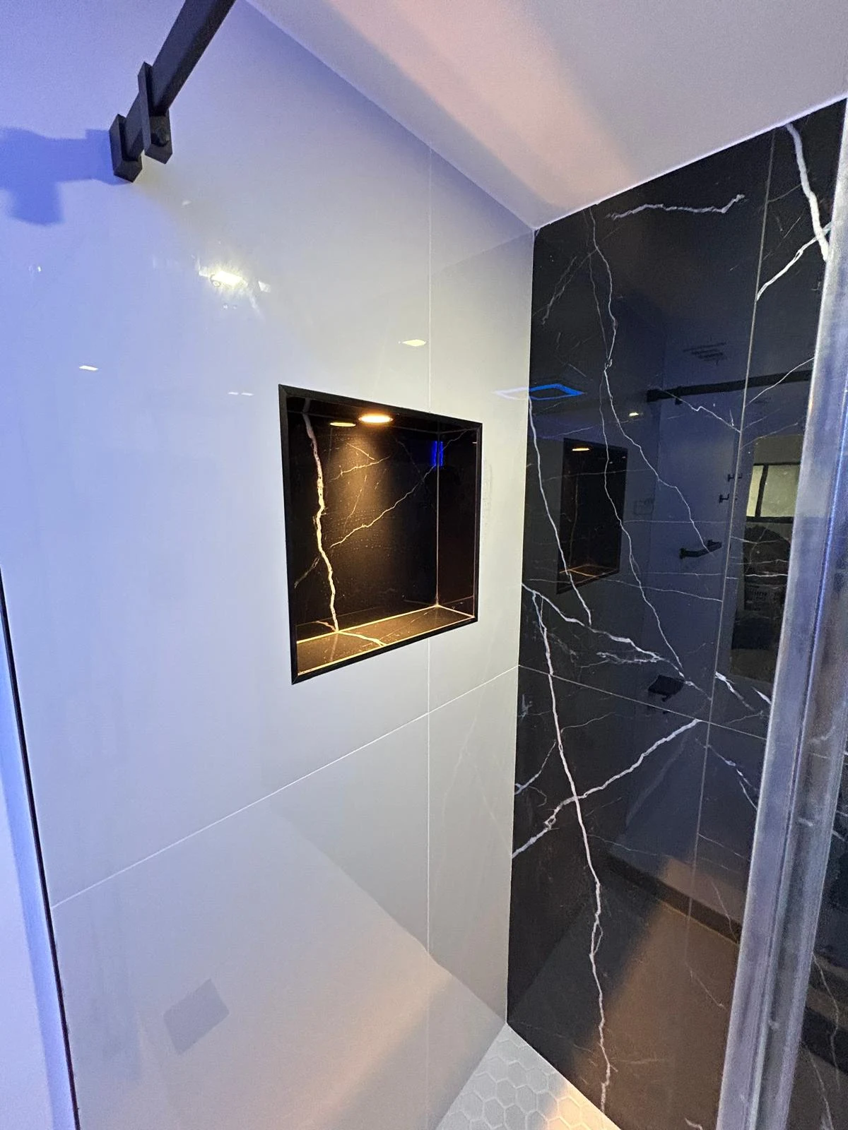 A striking shower in Sunrise · Project detail · Sunrise · 4