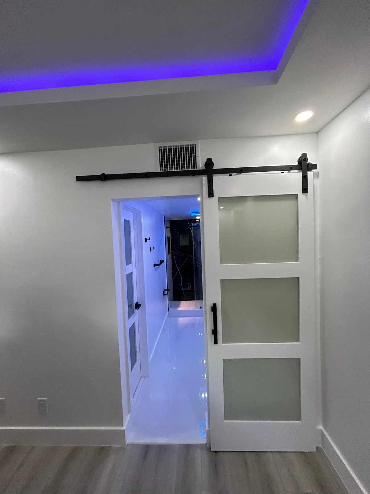 A striking shower in Sunrise · Project detail · Sunrise · 5